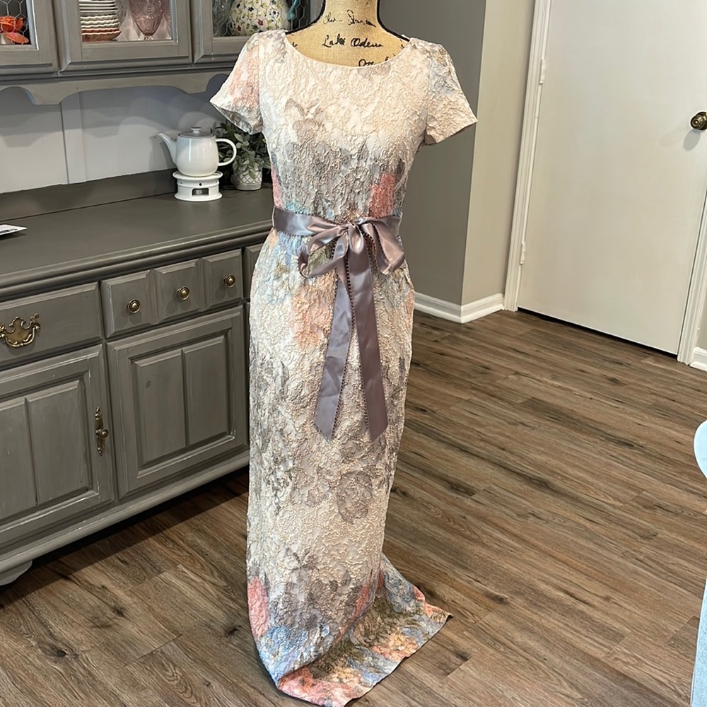 ADRIANNA PAPELL FLORAL MATELASSE GOWN IN BLUSH